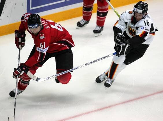 Michael Wolf (Deutschland, re.) gegen Rick Nash (Kanada) - Eishockey WM Herren Weltmeisterschaft 2007, Länderspiel, Nationalmannschaft, Nationaltrikot, Deutschland - Kanada 2:3 Gruppe Mytischi, Moskau Dynamik, Eishockey WM Herren Weltmeisterschaft 2007, Länderspiel, Nationalmannschaft, Nationaltrikot, Deutschland - Kanada 2:3 Gruppe Mytischi, Moskau Dynamik,