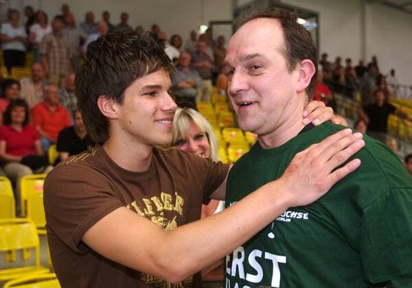 Trainer Jörn Uwe Lommel (Füchse Berlin) feiert mit seinem Sohn Thorben den Aufstieg in die 1. Bundesliga Handball 2. BL Herren Saison 2006 2007, Nord, Reinickendorfer Füchse, Berlin, Reinickendorf Gruppe Augustdorf Handball 2. BL Herren Saison 2006 2007, Nord, Reinickendorfer Füchse, Berlin, Reinickendorf Gruppe Augustdorf