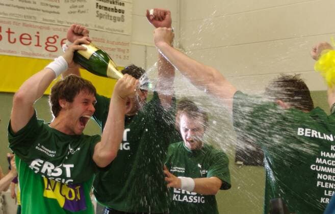 Aufstiegsfeier der Füchse Berlin: Daniel Brack lässt den Sekt spritzen Handball 2. BL Herren Saison 2006 2007, Nord, Reinickendorfer Füchse, Berlin, Reinickendorf Gruppe Augustdorf Handball 2. BL Herren Saison 2006 2007, Nord, Reinickendorfer Füchse, Berlin, Reinickendorf Gruppe Augustdorf
