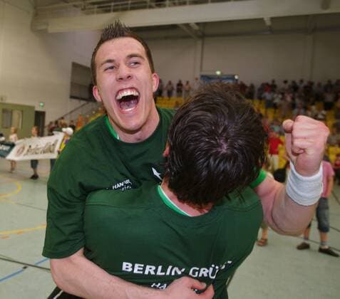 Aufstiegsfeier der Füchse Berlin: Markus Richwien (li.) lässt seinen Emotionen freien Lauf Handball 2. BL Herren Saison 2006 2007, Nord, Reinickendorfer Füchse, Berlin, Reinickendorf Gruppe Augustdorf Handball 2. BL Herren Saison 2006 2007, Nord, Reinickendorfer Füchse, Berlin, Reinickendorf Gruppe Augustdorf