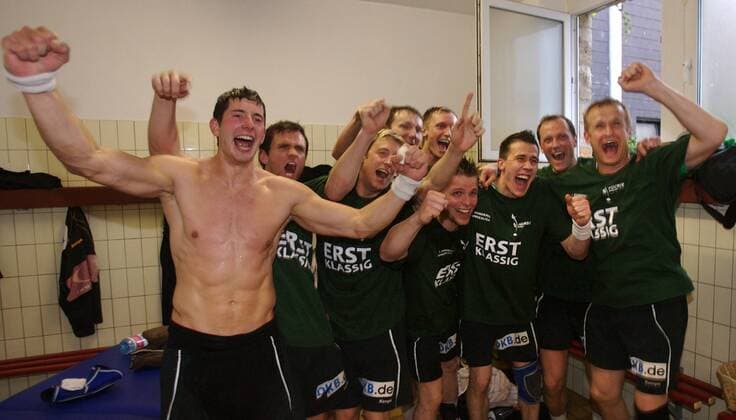Aufstiegsfeier Füchse Berlin, v. li.: Sascha Detlof, Marc Hartensuer, Sebastian Römling, Torwart Petr Stochl, Pavel Prokopec, Konrad Wilczynski, Markus Richwien, Martin Matas, Andrius Stelmokas Handball 2. BL Herren Saison 2006 2007, Nord, Reinickendorfer Füchse, Berlin, Reinickendorf, jubel Gruppe Schrei, Jubelschrei, Freudenschrei, Augustdorf Freude, Begeisterung, Handball 2. BL Herren Saison 2006 2007, Nord, Reinickendorfer Füchse, Berlin, Reinickendorf, jubel Gruppe Schrei, Jubelschrei, Freudenschrei, Augustdorf Freude, Begeisterung,