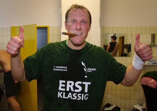Martin Matas (Füchse Berlin) gönnt sich zum Aufstieg eine dicke Zigarre Handball 2. BL Herren Saison 2006 2007, Nord, Reinickendorfer Füchse, Berlin, Reinickendorf, jubel Einzelbild Augustdorf Handball 2. BL Herren Saison 2006 2007, Nord, Reinickendorfer Füchse, Berlin, Reinickendorf, jubel Einzelbild Augustdorf