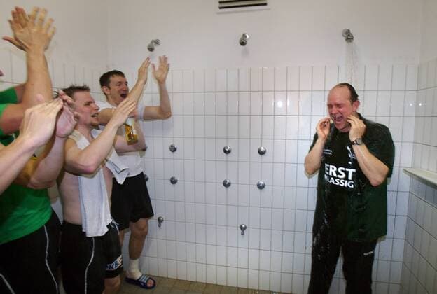 Aufstiegsfeier Füchse Berlin: Trainer Jörn Uwe Lommel nimmt eine Dusche, daneben Konrad Wilczynski und Torwart Petr Strochl Handball 2. BL Herren Saison 2006 2007, Nord, Reinickendorfer Füchse, Berlin, Reinickendorf Gruppe Augustdorf Freude, Begeisterung, Handball 2. BL Herren Saison 2006 2007, Nord, Reinickendorfer Füchse, Berlin, Reinickendorf Gruppe Augustdorf Freude, Begeisterung,
