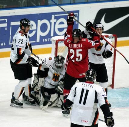 Gedränge vor dem Gehäuse von Torwart Dimitrij Kotschnew (Deutschland) - Eishockey WM Herren Weltmeisterschaft 2007, Länderspiel, Nationalmannschaft, Nationaltrikot, Deutschland - Kanada 2:3 Gruppe Mytischi, Moskau Eishockey WM Herren Weltmeisterschaft 2007, Länderspiel, Nationalmannschaft, Nationaltrikot, Deutschland - Kanada 2:3 Gruppe Mytischi, Moskau