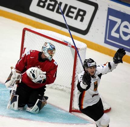 Martin Ancicka (Deutschland) - Torjubel, li. Torwart Dwayne Roloson (Kanada) - Eishockey WM Herren Weltmeisterschaft 2007, Länderspiel, Nationalmannschaft, Nationaltrikot, Deutschland - Kanada 2:3 Gruppe Mytischi, Moskau Freude, Eishockey WM Herren Weltmeisterschaft 2007, Länderspiel, Nationalmannschaft, Nationaltrikot, Deutschland - Kanada 2:3 Gruppe Mytischi, Moskau Freude,