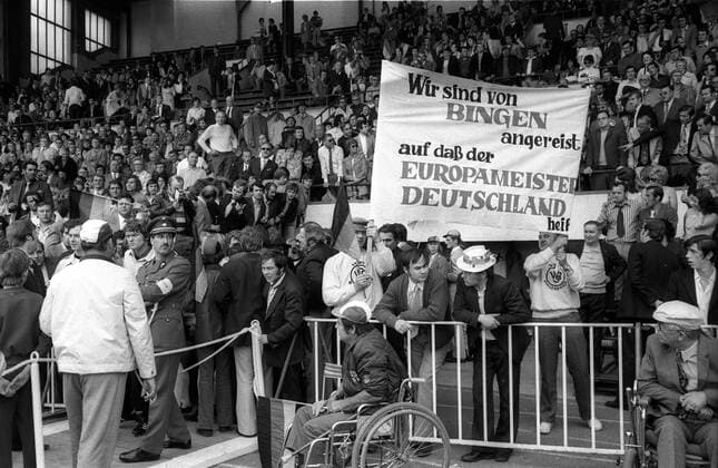 Deutsche Fans mit hoffnungsvollem Transparent auf der Tribüne des Heyselstadions: Wir sind von Bingen angereist, auf daß der Europameister Deutschland heißt Fußball Länderspiel Herren EM 1972, Nationalmannschaft, BRD, BR Deutschland Finale Endspiel Vneg Vsw Totale Heyselstadion Heysel Stadion Brüssel Fußball Länderspiel Herren EM 1972, Nationalmannschaft, BRD, BR Deutschland Finale Endspiel Vneg Vsw Totale Heyselstadion Heysel Stadion Brüssel