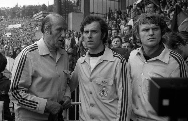 Europameister 1972 BR Deutschland v.li.: Bundestrainer Helmut Schön, Franz Beckenbauer und Torwart Sepp Maier vor der Siegerehrung im Gespräch Fußball Länderspiel Herren EM 1972, Nationalmannschaft, BRD, Finale Endspiel Vneg Vsw Gruppe Brüssel Fußball Länderspiel Herren EM 1972, Nationalmannschaft, BRD, Finale Endspiel Vneg Vsw Gruppe Brüssel