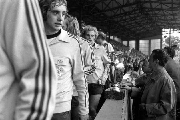 Europameister 1972 BR Deutschland v.li.: Erwin Kremers, Günter Netzer und Uli Hoeneß passieren den Coupe Henri Delaunay auf der Ehrentribüne Fußball Länderspiel Herren EM 1972, Nationalmannschaft, BRD, Finale Endspiel Vneg Vsw Gruppe Brüssel Freude, Fußball Länderspiel Herren EM 1972, Nationalmannschaft, BRD, Finale Endspiel Vneg Vsw Gruppe Brüssel Freude,