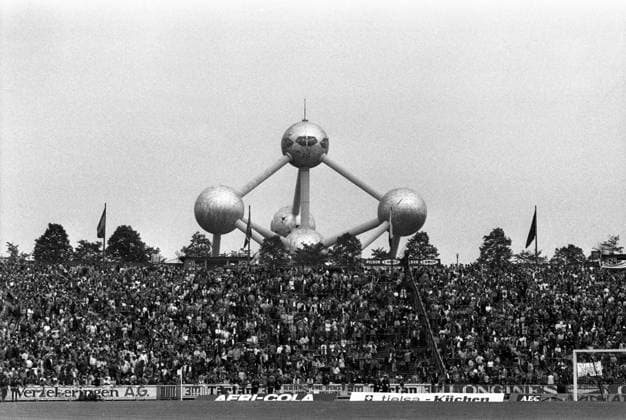 Ausverkauftes Heyselstadion zum EM Finale 1972, dahinter das berühmte Brüsseler Atomium Fußball Länderspiel Herren EM 1972, Finale Endspiel Vneg Vsw Totale Heyselstadion Heysel Stadion Brüssel Fußball Länderspiel Herren EM 1972, Finale Endspiel Vneg Vsw Totale Heyselstadion Heysel Stadion Brüssel