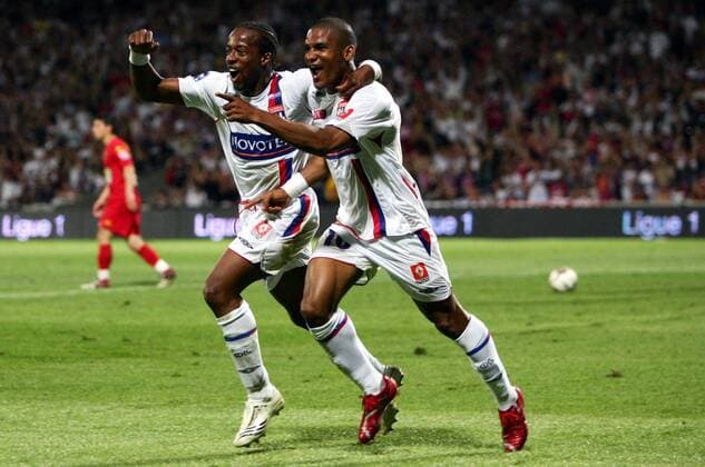 Sidney Govou (li.) jubelt mit Florent Malouda (beide Lyon) -  (pan20040) Fußball Herren Ligue 1 2006 2007, 1. Französische Liga, Olympique Lyonnais, OL, Vdig Gruppe Lyon Begeisterung, Freude, Fußball Herren Ligue 1 2006 2007, 1. Französische Liga, Olympique Lyonnais, OL, Vdig Gruppe Lyon Begeisterung, Freude,  