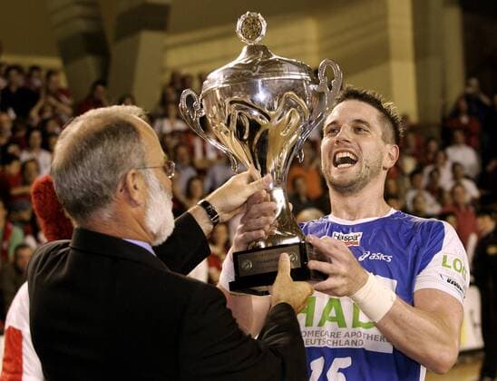 HSV Hamburg ist Europapokalsieger der Pokalsieger 2007: Guillaume Gille (re.) bekommt den Pokal überreicht - Handball EC 2 Herren CupWinners Cup 2006 2007, Europapokal der Pokalsieger, Europacup, Pokal, HSV Hamburg Gruppe Finale, Endspiel, Leon Freude, Handball EC 2 Herren CupWinners Cup 2006 2007, Europapokal der Pokalsieger, Europacup, Pokal, HSV Hamburg Gruppe Finale, Endspiel, Leon Freude,