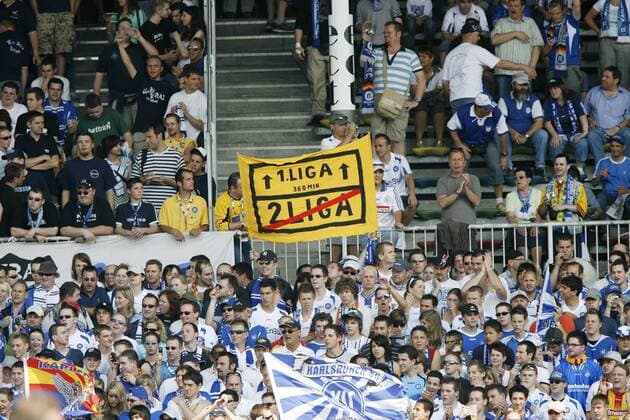 Karlsruher Fans haben nur noch 360 Minuten in der zweiten Liga zu überstehen um sich fortan in der Bundesliga zu beweisen Fußball 2. BL Herren Saison 2006 2007, Karlsruher SC, KSC, Feier, feiern, Aufstiegsfeier, Aufstieg, Aufsteiger Totale Karlsruhe Freude, Fußball 2. BL Herren Saison 2006 2007, Karlsruher SC, KSC, Feier, feiern, Aufstiegsfeier, Aufstieg, Aufsteiger Totale Karlsruhe Freude,