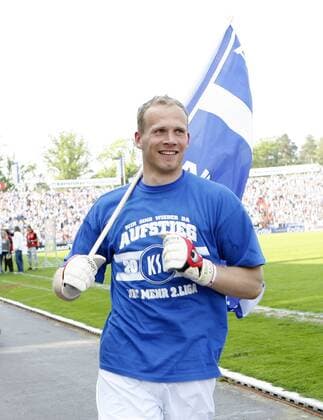 Torwart Markus Miller (Karlsruhe) jubelt über den vollbrachten Aufstieg 2007 Fußball 2. BL Herren Saison 2006 2007, Karlsruher SC, KSC, Feier, feiern, Aufstiegsfeier, Aufstieg, Aufsteiger Einzelbild Karlsruhe Freude, Fußball 2. BL Herren Saison 2006 2007, Karlsruher SC, KSC, Feier, feiern, Aufstiegsfeier, Aufstieg, Aufsteiger Einzelbild Karlsruhe Freude,