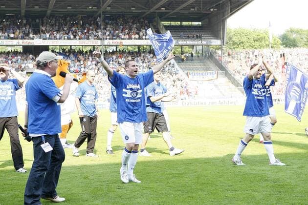 Timo Staffeldt (Karlsruhe, Mitte) freut sich mit seinen Teamkollegen über den vollbrachten Aufstieg 2007, li. Stadionsprecher Martin Wacker Fußball 2. BL Herren Saison 2006 2007, Karlsruher SC, KSC, Feier, feiern, Aufstiegsfeier, Aufstieg, Aufsteiger Gruppe Karlsruhe Begeisterung, Freude, Fußball 2. BL Herren Saison 2006 2007, Karlsruher SC, KSC, Feier, feiern, Aufstiegsfeier, Aufstieg, Aufsteiger Gruppe Karlsruhe Begeisterung, Freude,