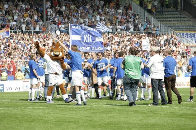 Karlsruhe feiert den Aufstieg in die Bundesliga 2007 mit Maskottchen Willi Wildpark Fußball 2. BL Herren Saison 2006 2007, Karlsruher SC, KSC, Feier, feiern, Aufstiegsfeier, Aufstieg, Aufsteiger Totale Karlsruhe Begeisterung, Freude, Fußball 2. BL Herren Saison 2006 2007, Karlsruher SC, KSC, Feier, feiern, Aufstiegsfeier, Aufstieg, Aufsteiger Totale Karlsruhe Begeisterung, Freude,