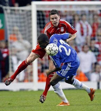 Salomon Kalou (Chelsea, vorn) gegen Steve Finnan (Liverpool) - EDITORIAL USE ONLY. No use with unauthorised audio, video, data, fixture lists, club league logos or live services. Online in-match use limited to 120 images, no video emulation. No use in betting, games or single club league player publications. Fußball EC 1 Herren Champions League 2006 2007, FC Liverpool - Chelsea FC London Gruppe Liverpool Dynamik, Kampf, Fußball EC 1 Herren Champions League 2006 2007, FC Liverpool - Chelsea FC London Gruppe Liverpool Dynamik, Kampf,