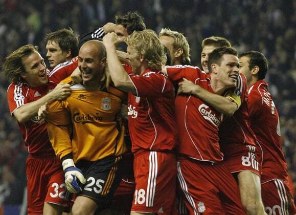 Torwart Jose Manuel Reina wird nach gewonnenem Champions League Halbfinale von seinen Mitspielern bestürmt, u.a. Boudewijn Zenden (li.), Dirk Kuyt (Mitte) und Steve Finnan (alle Liverpool, re.) - EDITORIAL USE ONLY. No use with unauthorised audio, video, data, fixture lists, club league logos or live services. Online in-match use limited to 120 images, no video emulation. No use in betting, games or single club league player publications. Fußball EC 1 Herren Champions League 2006 2007, Halbfinale, FC Liverpool Gruppe Liverpool Freude, Begeisterung, Fußball EC 1 Herren Champions League 2006 2007, Halbfinale, FC Liverpool Gruppe Liverpool Freude, Begeisterung,
