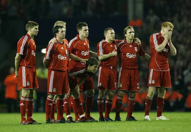 Liverpool verfolgt gebannt das Elfmeterschießen - EDITORIAL USE ONLY. No use with unauthorised audio, video, data, fixture lists, club league logos or live services. Online in-match use limited to 120 images, no video emulation. No use in betting, games or single club league player publications. Fußball EC 1 Herren Champions League 2006 2007, Halbfinale, FC Liverpool Gruppe Liverpool Spannung, Fußball EC 1 Herren Champions League 2006 2007, Halbfinale, FC Liverpool Gruppe Liverpool Spannung,
