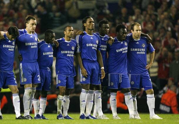 Chelsea verfolgt gebannt das Elfmeterschießen - EDITORIAL USE ONLY. No use with unauthorised audio, video, data, fixture lists, club league logos or live services. Online in-match use limited to 120 images, no video emulation. No use in betting, games or single club league player publications. Fußball EC 1 Herren Champions League 2006 2007, Halbfinale, Chelsea FC London Gruppe Liverpool Spannung, Kameradschaft Fußball EC 1 Herren Champions League 2006 2007, Halbfinale, Chelsea FC London Gruppe Liverpool Spannung, Kameradschaft