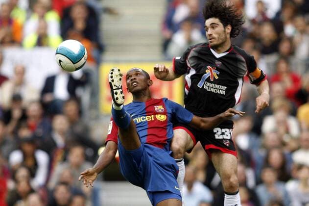 Samuel Etoo (FC Barcelona, li.) gegen Inaki Descarga (Levante) -  (pan20057) Fußball Herren Primera Division 2006 2007, 1. Spanische Liga, FC Barcelona - UD Levante 1:0, Barca Gruppe Barcelona Dynamik, Fußball Herren Primera Division 2006 2007, 1. Spanische Liga, FC Barcelona - UD Levante 1:0, Barca Gruppe Barcelona Dynamik,  