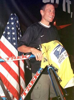 Lance Armstrong (USA US Postal Service) präsentiert stolz das Gelbe Trikot für den Gesamtsieg bei der Tour de France -  (nyp99072904) Radsport Herren Straßenradsport 1999, Straße, Rad, Pressekonferenz, Pressetermin Einzelbild New York, NY, N Y Radsport Herren Straßenradsport 1999, Straße, Rad, Pressekonferenz, Pressetermin Einzelbild New York, NY, N Y