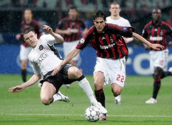 Kaka (AC Mailand, re.) gegen Michael Carrick (Manchester United) - Fußball EC 1 Herren Champions League 2006 2007, AC Milan - Manchester United 3:0, ManU, Halbfinale Gruppe Regen, Regenspiel Mailand Dynamik, Kampf, Fußball EC 1 Herren Champions League 2006 2007, AC Milan - Manchester United 3:0, ManU, Halbfinale Gruppe Regen, Regenspiel Mailand Dynamik, Kampf,
