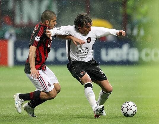 Gabriel Heinze (Manchester United, re.) gegen Gennaro Gattuso (AC Mailand) - Fußball EC 1 Herren Champions League 2006 2007, AC Milan - Manchester United 3:0, ManU, Halbfinale Gruppe Regen, Regenspiel Mailand Dynamik, Fußball EC 1 Herren Champions League 2006 2007, AC Milan - Manchester United 3:0, ManU, Halbfinale Gruppe Regen, Regenspiel Mailand Dynamik,