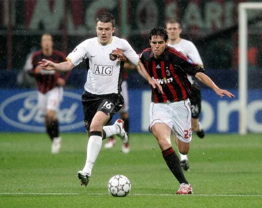 Kaka (AC Mailand, re.) gegen Michael Carrick (Manchester United) - Fußball EC 1 Herren Champions League 2006 2007, AC Milan - Manchester United 3:0, ManU, Halbfinale Gruppe Regen, Regenspiel Mailand Dynamik, Fußball EC 1 Herren Champions League 2006 2007, AC Milan - Manchester United 3:0, ManU, Halbfinale Gruppe Regen, Regenspiel Mailand Dynamik,
