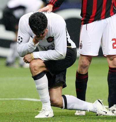 Cristiano Ronaldo (Manchester United) verletzt am Boden -  Fußball EC 1 Herren Champions League 2006 2007, AC Milan - Manchester United 3:0, ManU, Halbfinale Einzelbild Mailand Enttäuschung, Fußball EC 1 Herren Champions League 2006 2007, AC Milan - Manchester United 3:0, ManU, Halbfinale Einzelbild Mailand Enttäuschung,