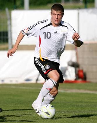Toni Kroos (Deutschland U17) am Ball Fußball Länderspiel Herren U 17 Europameisterschaft 2007, Nationalteam, Nationaltrikot Einzelbild o0 Nachwuchs, Jugend, Junioren, Eupen Dynamik, Fußball Länderspiel Herren U 17 Europameisterschaft 2007, Nationalteam, Nationaltrikot Einzelbild o0 Nachwuchs, Jugend, Junioren, Eupen Dynamik,
