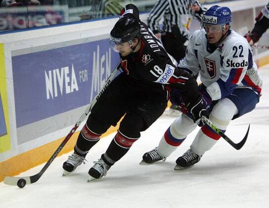 Matthew Lombardi (Kanada, li.) gegen Richard Kapus (Slowakei) - Eishockey WM Herren WM 2007, Länderspiel, Nationalmannschaft, Nationaltrikot, Kanada - Slowakei 5:4 Gruppe Mytischi, Moskau Dynamik, Eishockey WM Herren WM 2007, Länderspiel, Nationalmannschaft, Nationaltrikot, Kanada - Slowakei 5:4 Gruppe Mytischi, Moskau Dynamik,