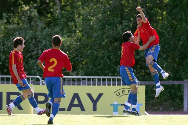 Francisco Merida Serrano (re.) - Torjubel mit David Gonzalez Diaz (beide Spanien U17, 2.v.re.) - (pan20090) Fußball EM Herren U 17 Europameisterschaft, Nachwuchs, Jugend, Junioren, Länderspiel, Nationalmannschaft Gruppe Bielmont 2007 Freude, Begeisterung, Fußball EM Herren U 17 Europameisterschaft, Nachwuchs, Jugend, Junioren, Länderspiel, Nationalmannschaft Gruppe Bielmont 2007 Freude, Begeisterung,