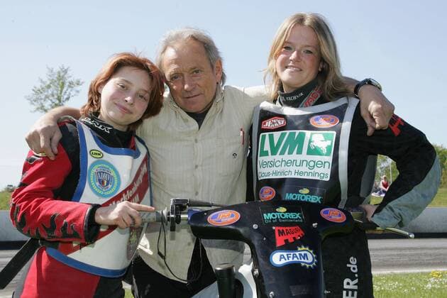 Rennfahrerlegende Egon Müller (Mitte) mit Nadine Papke (Parchim, li.) und Jessica Bilgenroth (Nordhastedt alle Deutschland) Motorsport Damen Speedway 2007, Motorrad, Motorradrennen, Motorradrennsport, Bahnsport, Bahnrennen Gruppe Brokstedt Motorsport Damen Speedway 2007, Motorrad, Motorradrennen, Motorradrennsport, Bahnsport, Bahnrennen Gruppe Brokstedt