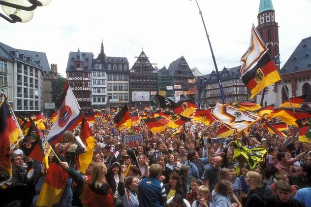 Deutsche Fans feiern auf dem Frankfurter Römer ihre Europameister mit einem Fahnenmeer Fußball Herren EM 1996 Nationalmannschaft, Empfang Ankunft Rathaus Rathausempfang Europameister Vdia Totale Frankfurter Römer Römerberg Frankfurt M. Rathausplatz Platz Freude, Begeisterung, Fußball Herren EM 1996 Nationalmannschaft, Empfang Ankunft Rathaus Rathausempfang Europameister Vdia Totale Frankfurter Römer Römerberg Frankfurt M. Rathausplatz Platz Freude, Begeisterung,