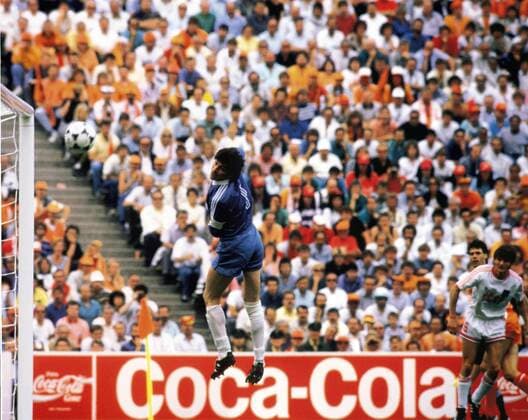 Fußball, EM Finale 1988 in München, Niederlande - Sowjetunion 2:0 Torwart Rinat Dasaev (UdSSR) ist gegen das Traumtor von Marco van Basten (Niederlande, hi.li.) machtlos - 39257 Fußball Länderspiel Herren EM 1988, Nationalmannschaft, Nationaltrikot, SU - Niederlande 0:2, Vdia Totale Finale Endspiel Dassaev Dasajew Dasajev Dassajew München Europameisterschaftshistorie Dynamik, Spannung, Fußball Länderspiel Herren EM 1988, Nationalmannschaft, Nationaltrikot, SU - Niederlande 0:2, Vdia Totale Finale Endspiel Dassaev Dasajew Dasajev Dassajew München Europameisterschaftshistorie Dynamik, Spannung,