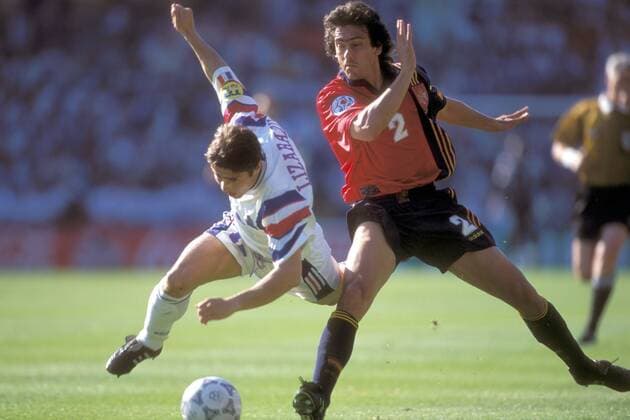 Bixente Lizarazu (Frankreich, li.) wird von Juan Manuel Lopez (Spanien) zu Fall gebracht Fußball Länderspiel Herren EM 1996, Nationalmannschaft, Nationaltrikot, Gruppe B, Frankreich - Spanien 1:1 Gruppe Leeds Dynamik, Kampf, Fußball Länderspiel Herren EM 1996, Nationalmannschaft, Nationaltrikot, Gruppe B, Frankreich - Spanien 1:1 Gruppe Leeds Dynamik, Kampf,
