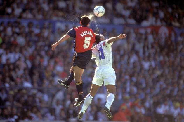 Abelardo Fernandez (Spanien, li.) gegen Patrice Loko (Frankreich) Fußball Länderspiel Herren EM 1996, Nationalmannschaft, Nationaltrikot, Gruppe B, Frankreich - Spanien 1:1 Gruppe Leeds Dynamik, Kampf, Höhe Fußball Länderspiel Herren EM 1996, Nationalmannschaft, Nationaltrikot, Gruppe B, Frankreich - Spanien 1:1 Gruppe Leeds Dynamik, Kampf, Höhe
