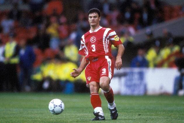 Alpay Özalan (Türkei) am Ball Fußball Länderspiel Herren EM 1996, Nationalmannschaft, Nationaltrikot, Gruppe D Einzelbild Nottingham Dynamik, Fußball Länderspiel Herren EM 1996, Nationalmannschaft, Nationaltrikot, Gruppe D Einzelbild Nottingham Dynamik,