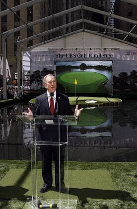 New Yorks Bürgermeister Michael Bloomberg (USA) steht Pate für die Nachbildung von Loch 17. des TPC Sawgrass Stadium Courses im Rockefeller Center - Im Massstab 1:4 gilt es das Inselgrün zu bezwingen- (NYP20070503115) Golf Herren UBS Golf Challenge 2007, PGA Tour, THE PLAYERS Championship, Pressetermin, Vdig Einzelbild New York, NY, N.Y. Golf Herren UBS Golf Challenge 2007, PGA Tour, THE PLAYERS Championship, Pressetermin, Vdig Einzelbild New York, NY, N.Y.
