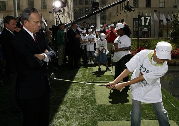New Yorks Bürgermeister Michael Bloomberg (USA) bei einer Promotionaktion im Rockefeller Center zur Players Championship mit Golfkindern an der Nachbildung von Loch 17. des TPC Sawgrass Stadium Courses- (NYP20070503107) Golf Herren UBS Golf Challenge 2007, PGA Tour, THE PLAYERS Championship, Pressetermin, Vdig Gruppe New York, NY, N.Y. Golf Herren UBS Golf Challenge 2007, PGA Tour, THE PLAYERS Championship, Pressetermin, Vdig Gruppe New York, NY, N.Y.