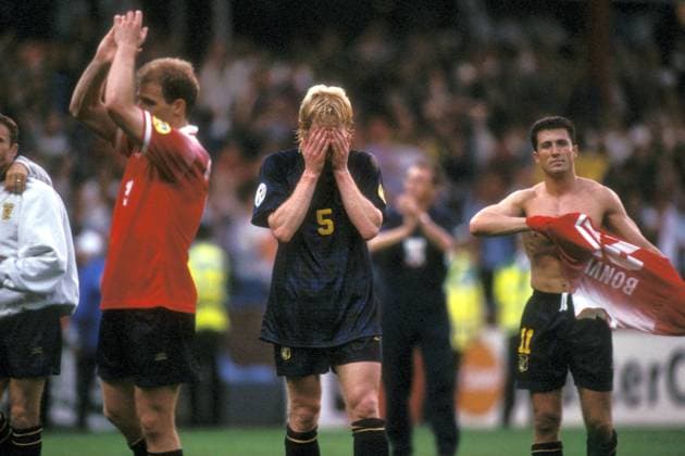 Gordon Durie (li.), Colin Hendry (Mitte) und John Collins (Schottland) - Abgang Fußball Länderspiel Herren EM 1996, Nationalmannschaft, Nationaltrikot, Gruppe A, Schottland - Schweiz 1:0 Gruppe Birmingham Fußball Länderspiel Herren EM 1996, Nationalmannschaft, Nationaltrikot, Gruppe A, Schottland - Schweiz 1:0 Gruppe Birmingham