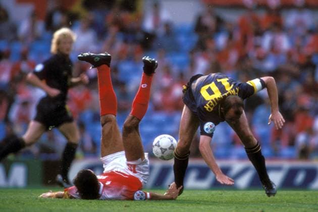 Gary McAllister (Schottland, re.) gegen Ramon Vega (Schweiz) Fußball Länderspiel Herren EM 1996, Nationalmannschaft, Nationaltrikot, Gruppe A, Schottland - Schweiz 1:0 Gruppe Birmingham Dynamik, Kampf, Fußball Länderspiel Herren EM 1996, Nationalmannschaft, Nationaltrikot, Gruppe A, Schottland - Schweiz 1:0 Gruppe Birmingham Dynamik, Kampf,