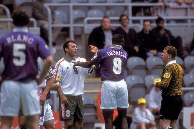Hristo Stoichkov (Bulgarien, li.) und Marcel Desailly (Frankreich, Mitte) geraten aneinander, FIFA Schiedsrichter Paul Durkin (England) schlichtet Fußball Länderspiel Herren EM 1996, Nationalmannschaft, Nationaltrikot, Gruppe B, Frankreich - Bulgarien 3:1 Gruppe Newcastle Fußball Länderspiel Herren EM 1996, Nationalmannschaft, Nationaltrikot, Gruppe B, Frankreich - Bulgarien 3:1 Gruppe Newcastle