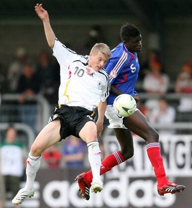 Toni Kroos (Deutschland U17, li.) gegen Alfred N Diaye (Frankreich U17) Fußball EM Herren U 17 Europameisterschaft 2007, Nationalteam, Nationaltrikot, Nachwuchs, Jugend, Junioren Länderspiel Gruppe Frankreich - Deutschland 2:1 Eupen Dynamik, Fußball EM Herren U 17 Europameisterschaft 2007, Nationalteam, Nationaltrikot, Nachwuchs, Jugend, Junioren Länderspiel Gruppe Frankreich - Deutschland 2:1 Eupen Dynamik,