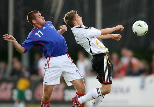 Kevin Wolze (Deutschland U17, re.) gegen Thibault Bourgeois (Frankreich U17) Fußball EM Herren U 17 Europameisterschaft 2007, Nationalteam, Nationaltrikot, Nachwuchs, Jugend, Junioren Länderspiel Gruppe Frankreich - Deutschland 2:1 Eupen Dynamik, Fußball EM Herren U 17 Europameisterschaft 2007, Nationalteam, Nationaltrikot, Nachwuchs, Jugend, Junioren Länderspiel Gruppe Frankreich - Deutschland 2:1 Eupen Dynamik,