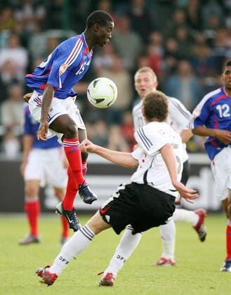 Henri Saivet (Frankreich U17, li.) im Duell Fußball EM Herren U 17 Europameisterschaft 2007, Nationalteam, Nationaltrikot, Nachwuchs, Jugend, Junioren Länderspiel Gruppe Frankreich - Deutschland 2:1 Eupen Dynamik, Fußball EM Herren U 17 Europameisterschaft 2007, Nationalteam, Nationaltrikot, Nachwuchs, Jugend, Junioren Länderspiel Gruppe Frankreich - Deutschland 2:1 Eupen Dynamik,