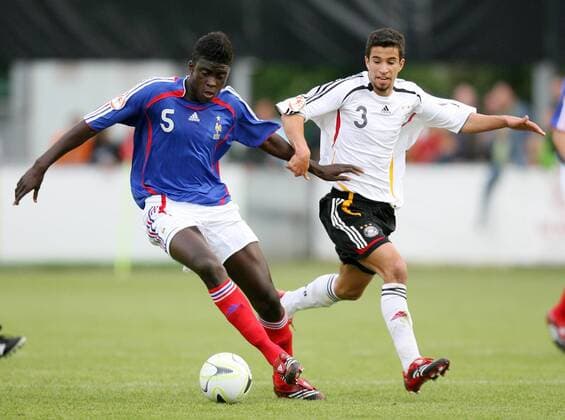 Alfred N Diaye (Frankreich U17, li.) gegen Nils Teixeira (Deutschland U17) Fußball EM Herren U 17 Europameisterschaft 2007, Nationalteam, Nationaltrikot, Nachwuchs, Jugend, Junioren Länderspiel Gruppe Frankreich - Deutschland 2:1 Eupen Dynamik, Fußball EM Herren U 17 Europameisterschaft 2007, Nationalteam, Nationaltrikot, Nachwuchs, Jugend, Junioren Länderspiel Gruppe Frankreich - Deutschland 2:1 Eupen Dynamik,