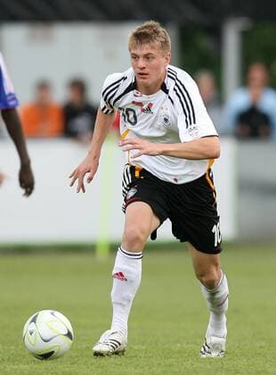 Toni Kroos (Deutschland U17) am Ball Fußball Länderspiel Herren U 17 Europameisterschaft 2007, Nationalteam, Nationaltrikot, Nachwuchs, Jugend, Junioren Einzelbild Eupen Dynamik, Fußball Länderspiel Herren U 17 Europameisterschaft 2007, Nationalteam, Nationaltrikot, Nachwuchs, Jugend, Junioren Einzelbild Eupen Dynamik,
