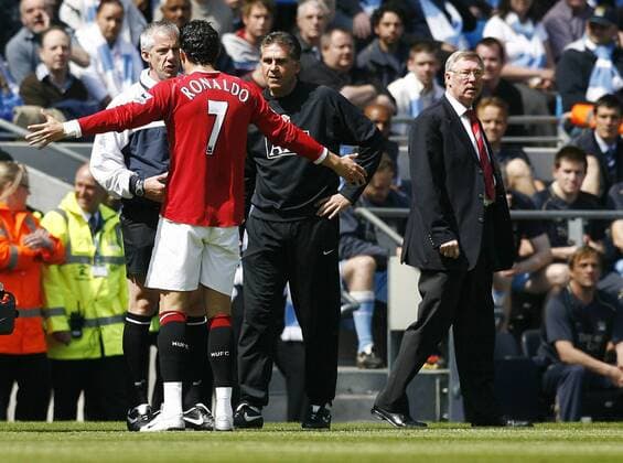 Cristiano Ronaldo (Manchester United) beschwert sich beim Vierten Offiziellen, re. Trainer Sir Alex Ferguson (Manchester United) - EDITORIAL USE ONLY. No use with unauthorised audio, video, data, fixture lists, club league logos or live services. Online in-match use limited to 120 images, no video emulation. No use in betting, games or single club league player publications. Fußball Herren English Premier League 2006 2007, 1. Englische Liga, Manchester United ManU Gruppe Manchester Fußball Herren English Premier League 2006 2007, 1. Englische Liga, Manchester United ManU Gruppe Manchester