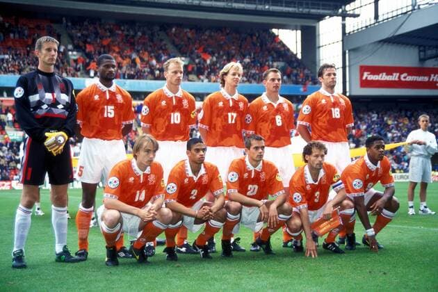 Mannschaftsfoto Niederlande, hi. v.li.: Torwart Edwin van der Sar, Winston Bogarde, Dennis Bergkamp, Jordi Cruyff, Ronald de Boer, Johan de Kock, vorn: Richard Witschge, Michael Reiziger, Phillip Cocu, Danny Blind, Patrick Kluivert Fußball Länderspiel Herren EM 1996, Nationalmannschaft, Nationaltrikot, Viertelfinale Totale Liverpool Fußball Länderspiel Herren EM 1996, Nationalmannschaft, Nationaltrikot, Viertelfinale Totale Liverpool